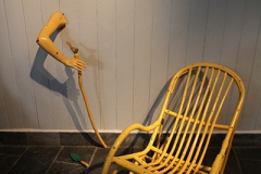 刘丽芬《执谁之手》 装置 材料：拐杖，香料，蘑菇，模特，摇椅，2010年，TCG诺地卡文化中心