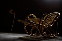 刘丽芬《执谁之手》 装置 材料：拐杖，香料，蘑菇，模特，摇椅，2010年，TCG诺地卡文化中心