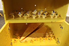 刘丽芬《芝士系列》装置 材料：矮柜，剪纸，杂志，裁纸刀，折纸 2010年10月 TCG诺地卡文化中心